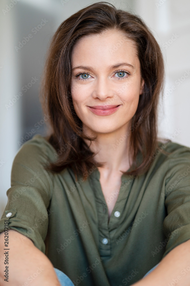 © Westend61 - Portrait of smiling woman with brown hair