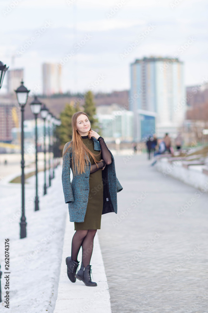 Naklejka premium girl in a coat on the Volga river embankment in Cheboksary