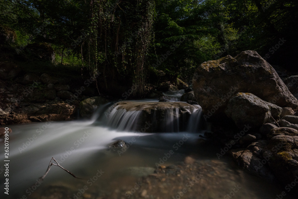 Obraz premium Mountain creek in moon light with long exposure