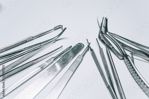 Canvastavla Several surgical instruments lie on a white table