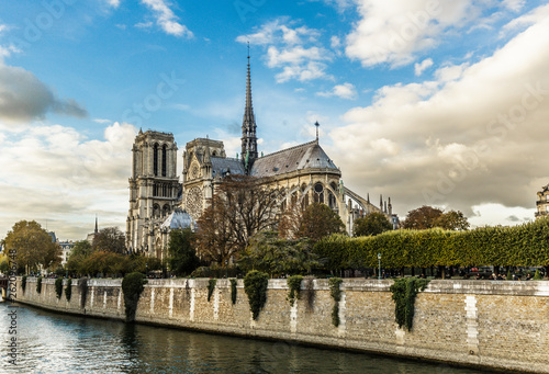 Die Kirche von Notre Dame mit Blick über die Seine bei blauem Himmel