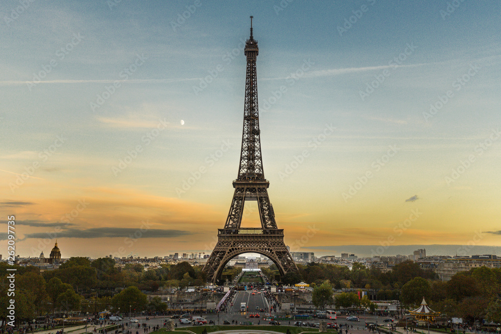 Der Eiffelturm in Paris in der Dämmerung mit tollem Himmel