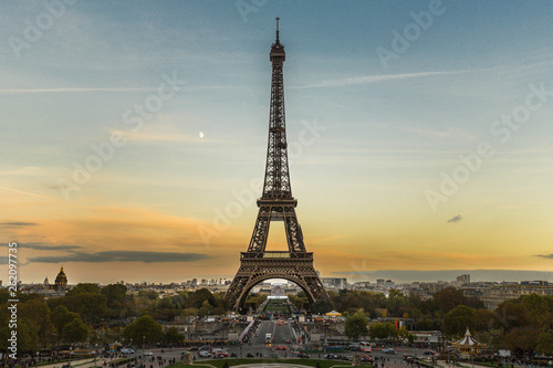 Der Eiffelturm in Paris in der Dämmerung mit tollem Himmel © bfcom