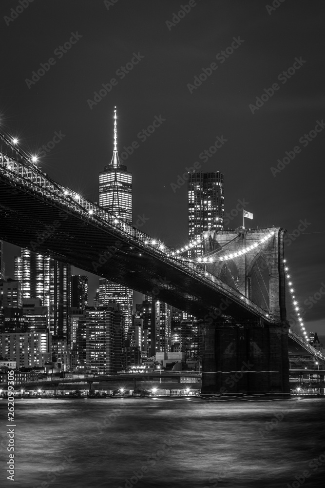 Brooklyn Bridge in Manhattan bei Nacht in schwarz weiß