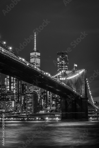 Brooklyn Bridge in Manhattan bei Nacht in schwarz wei  