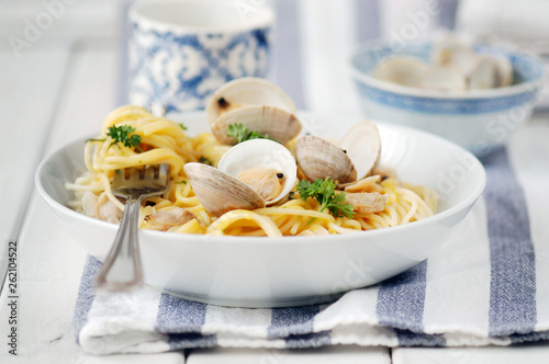 Spaghetti with clams and parsley