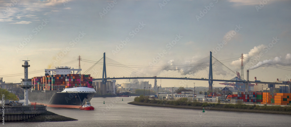 Panorama eines Containerschiffs am morgen im Hafen von Hamburg