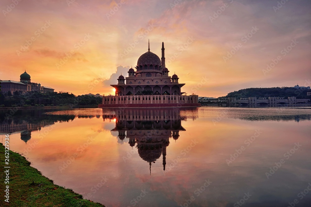 Obraz premium Putrajaya mosque at sunrise