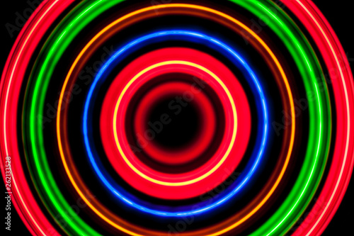 Trayectorias circulares formadas por LEDS de colores que se encienden y apagan al ritmo de diferentes patrones digitales.