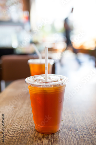Foto Extreme shallow focus image of a drink with a plastic straw