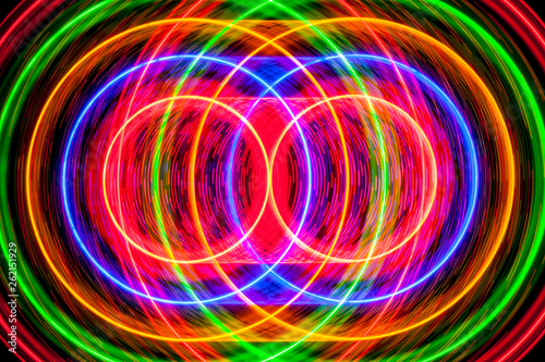 Trayectorias circulares formadas por LEDS de colores que se encienden y apagan al ritmo de diferentes patrones digitales.