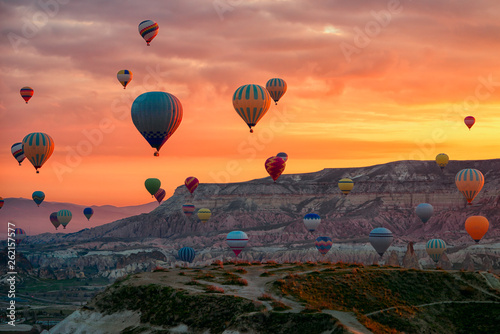 Gorące powietrze balony lata wycieczkę turysyczną nad górami kształtują teren wiosny sunrice Cappadocia, Goreme na wolnym powietrzu Muzealny park narodowy, Indyczy natury tło.