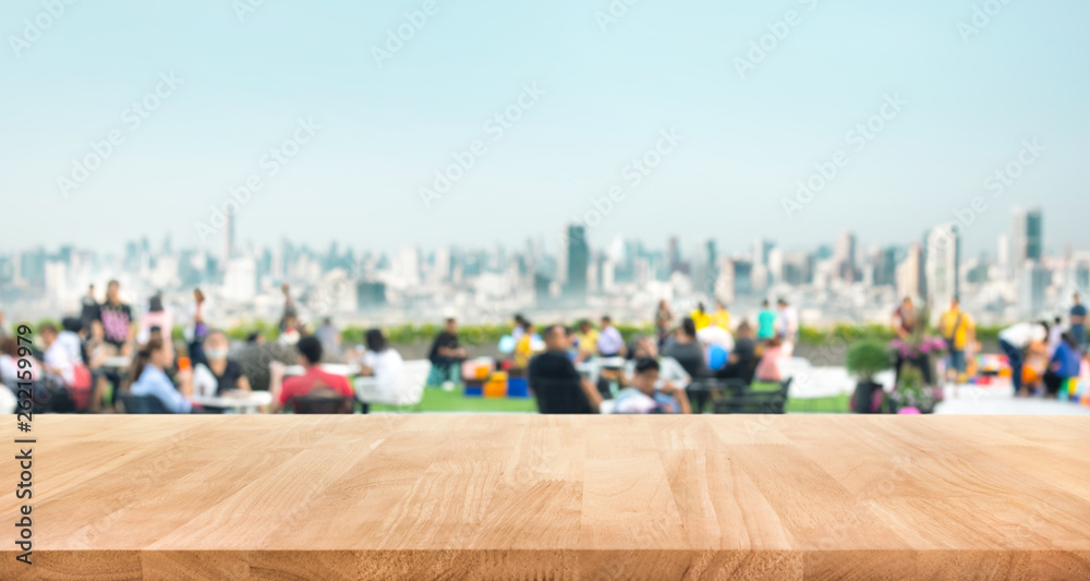 Obraz premium Real wood table top texture on blur people in park city background