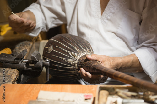 Obraz na plátně adult master restores old musical instruments
