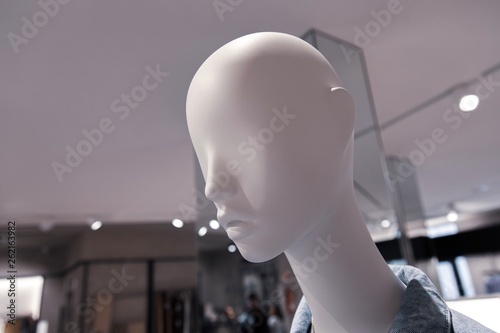Maniquí en tienda de ropa
