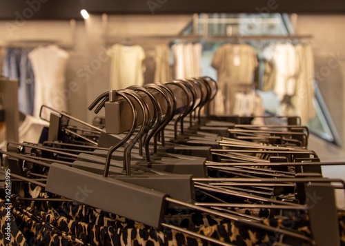 Percheros con perchas en tienda de ropa