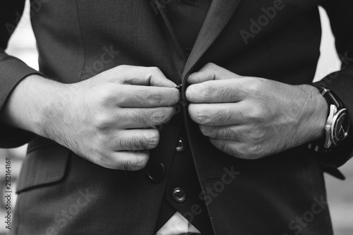 Cuadro en lienzo Close up smart business man hand fasten the botton