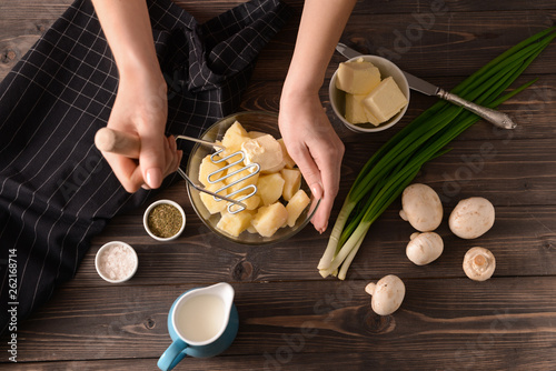 Фотография Woman preparing tasty mashed potato at table
