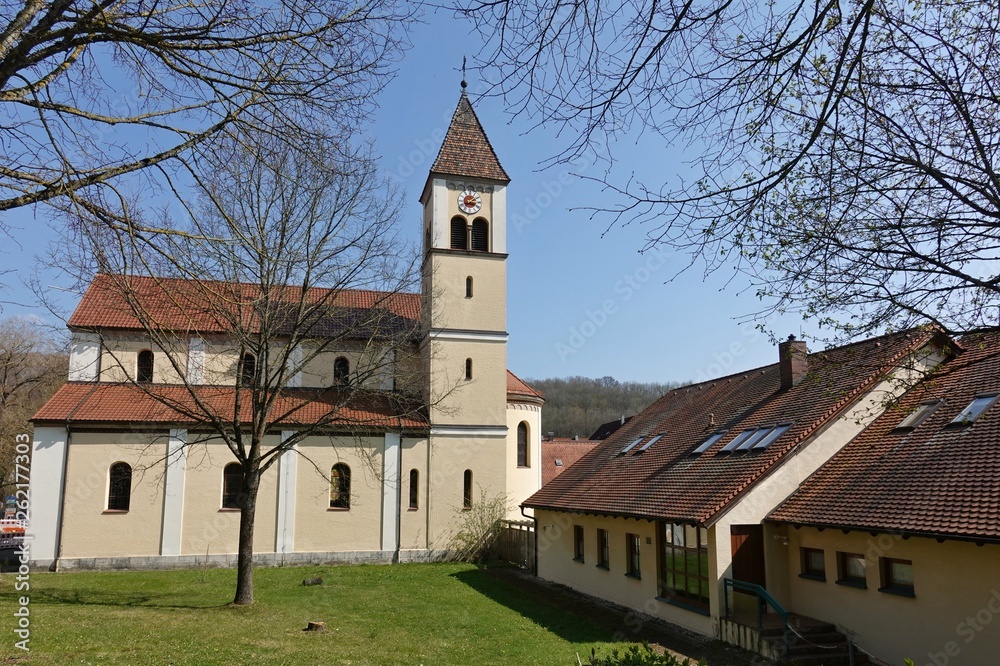 Pappenheim - Bayern - kath. Kirche mit Kindergarten im Frühling