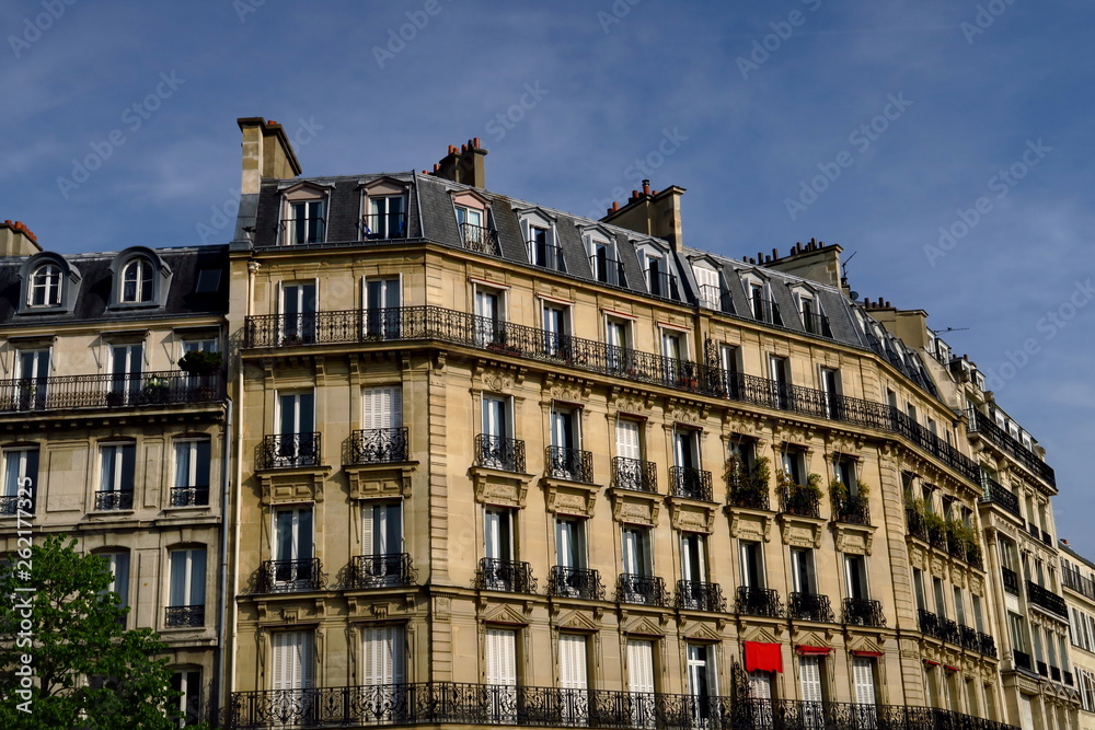 Obraz premium Immeuble classique parisien