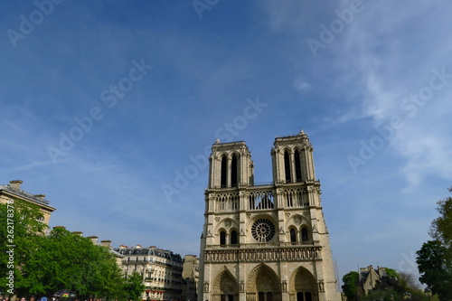Notre Dame de Paris et ciel bleu. 15/04/2019