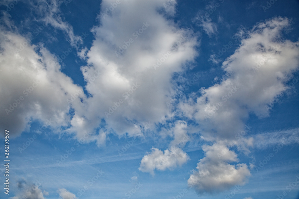 Fototapeta premium Beautiful blue sky with clouds of various shapes and colors.