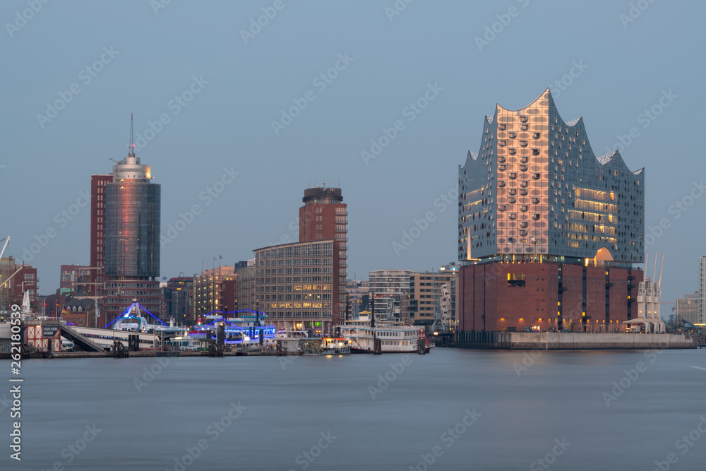 Fototapeta Hamburgs Skyline in der blauen Stunde