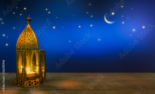 arabische laterne auf holz, mond und sterne am nachthimmel, konzept für islamische feiertage