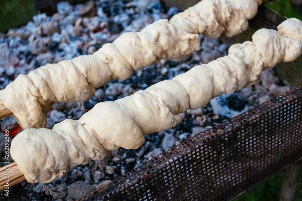 Stockbrot über der Glut Stockbrot über der Glut