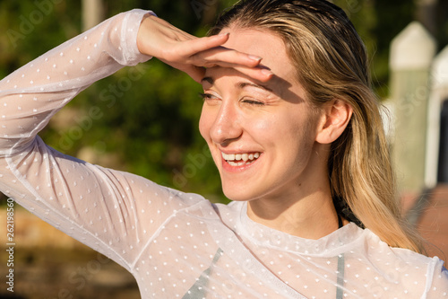 Photos woman squinting in bright sunlight