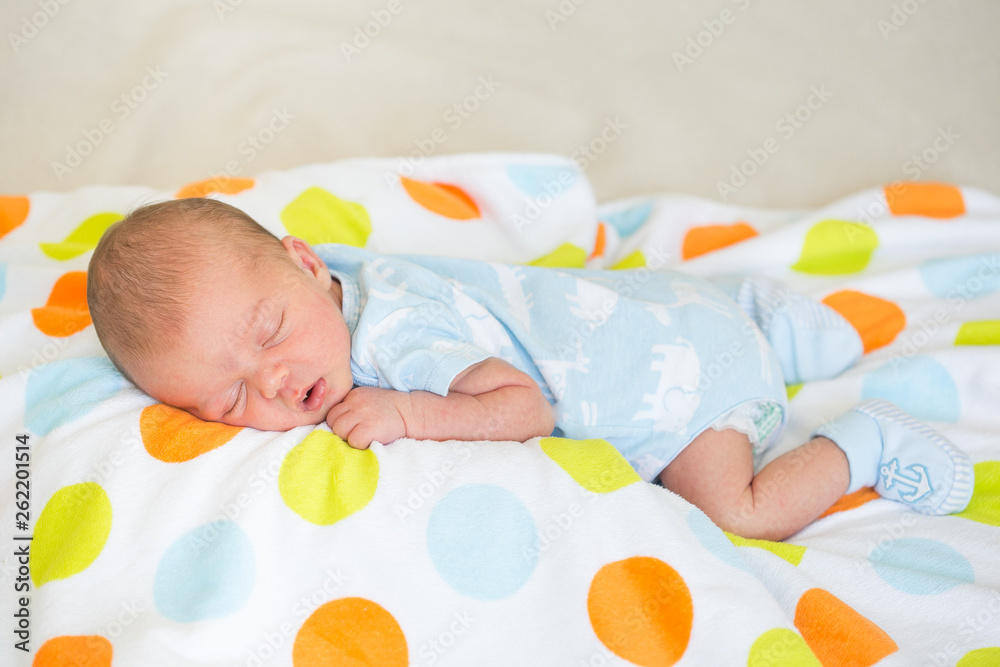 Sleeping newborn baby - obrazy, fototapety, plakaty 