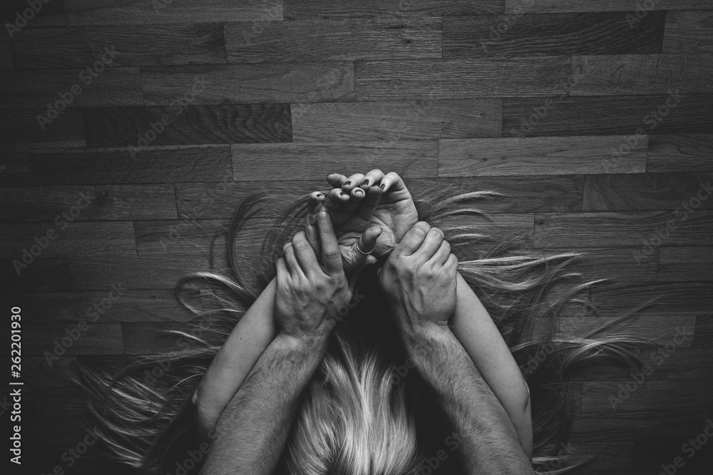 amor pareja pasión manos cabello fondo de madera blanco y negro Stock Photo  | Adobe Stock