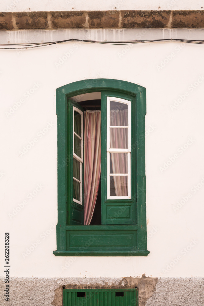 Obraz premium White wall with a green framed opened window