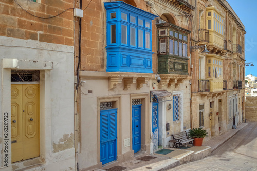 Obraz na płótnie Street with old buildings and colorful Maltese balconies, Birgu (Vittoriosa), Malta w salonie