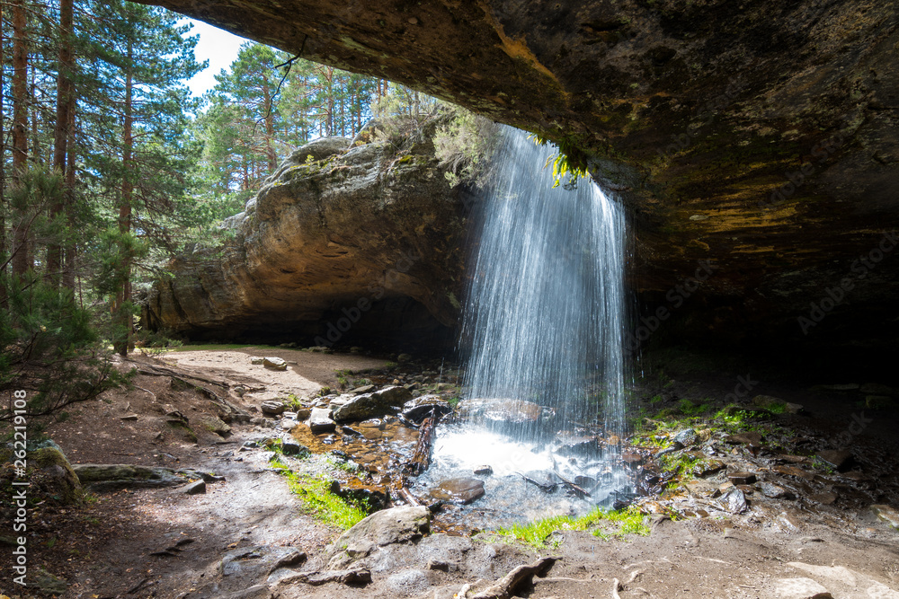 Fototapeta piękny widok na wodospad z wnętrza jaskini