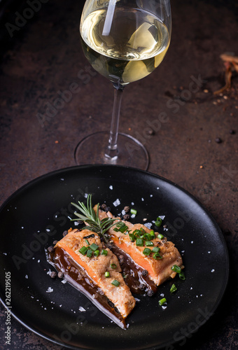 Salmón a la plancha y copa de vino blanco