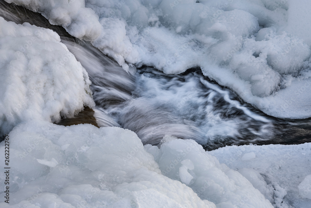 Obraz premium River flow among the icy river