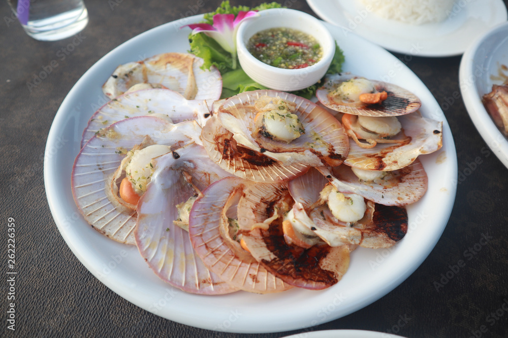 Grilled scallops, cheese and spinach, delicious Thai seafood. Grilled scallops, cheese and spinach, delicious Thai seafood.