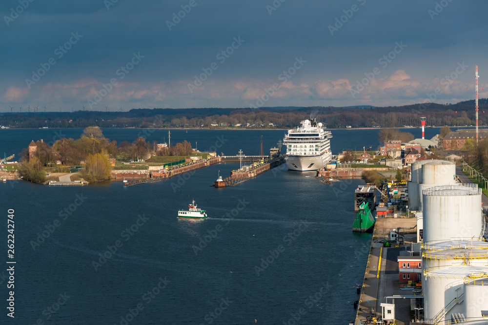 Von der Holtenauer Hochbrücke der Blick über den Nord-Ostsee-Kanal auf den Nordhafen und die Schleusenanlagen des Nord-Ostsee-Kanals