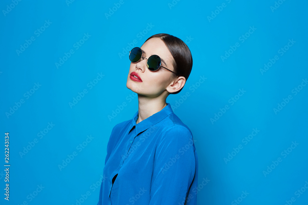 fashion model in sunglasses, beautiful young woman. - obrazy, fototapety, plakaty 