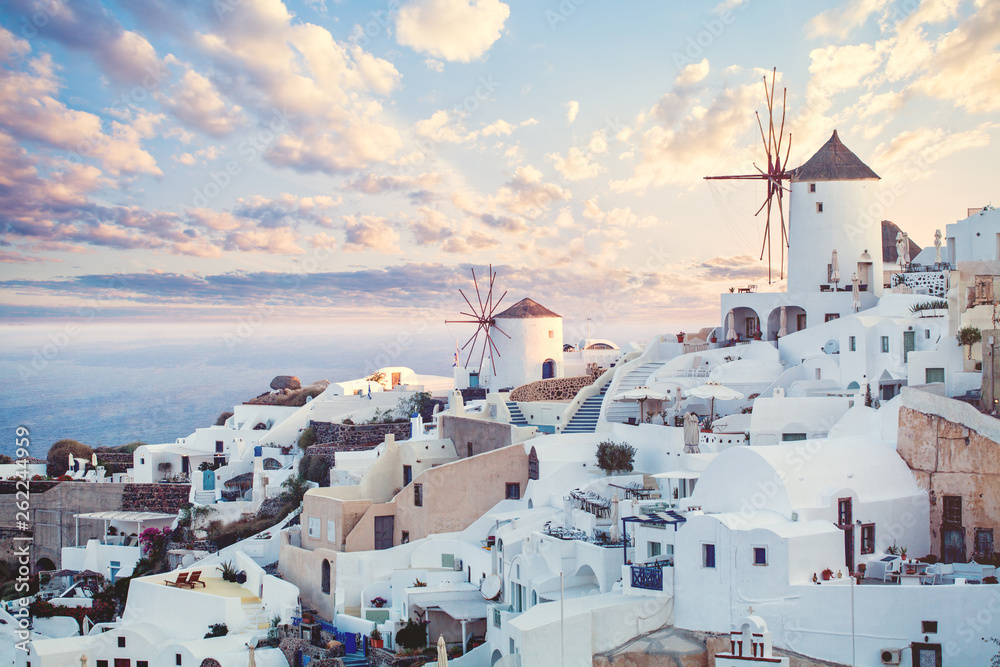 Fototapeta premium Piękny krajobraz Santorini, Grecja landmark. Chmurnieje niebo i linię brzegową