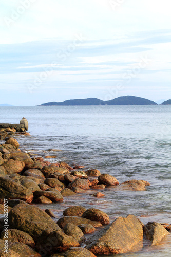 Rochas e o mar na Praia de Quatro ilhas, cidade de Bombinhas, estado de Santa Catarina, País Brasil