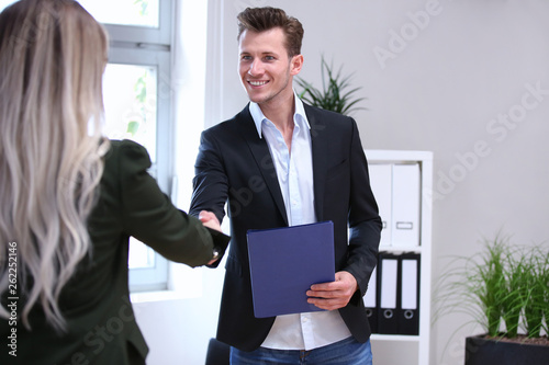 Junger Mann beim Bewerbungsgespräch