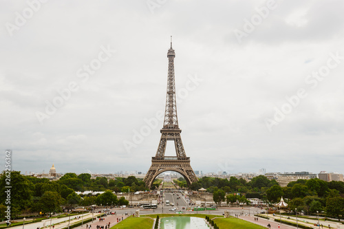 Krajobrazowy panoramiczny widok na wieżę eifla i Sekwanę podczas słonecznego dnia w Paryż