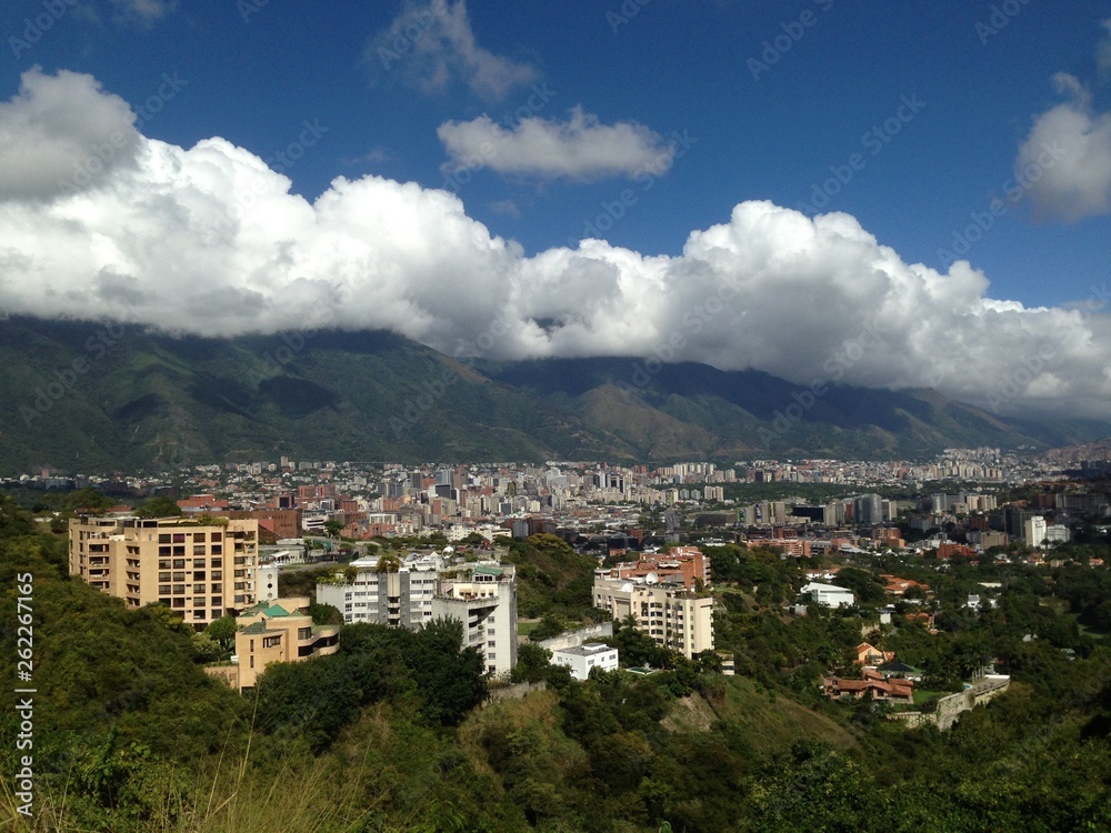 Vista de la ciudad por la tarde con montañas de fondo en Caracas