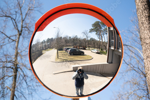 Εκτύπωση καμβά The image of the photographer and cars on the traffic curve mirror
