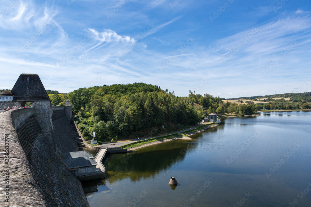 Fototapeta premium Weiter, freier Blick von der Talsperre auf das Tal und den See