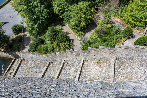 Blick auf die lange Treppe, zum Aufgang auf die riesige Talsperre