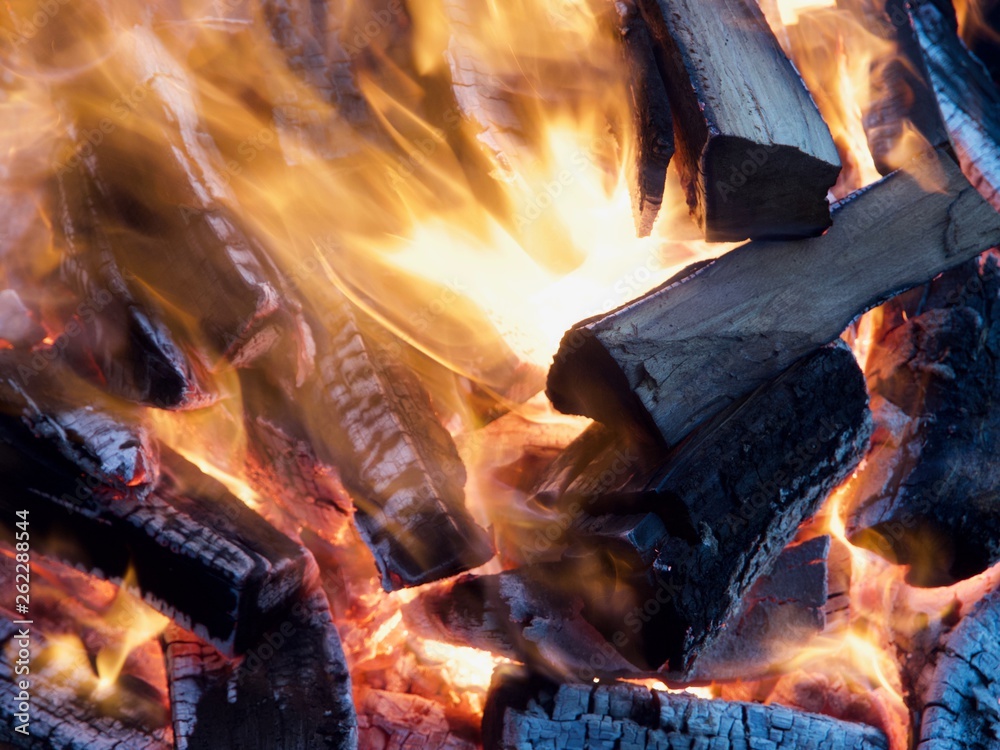 Naklejka premium Close to a colorful campfire