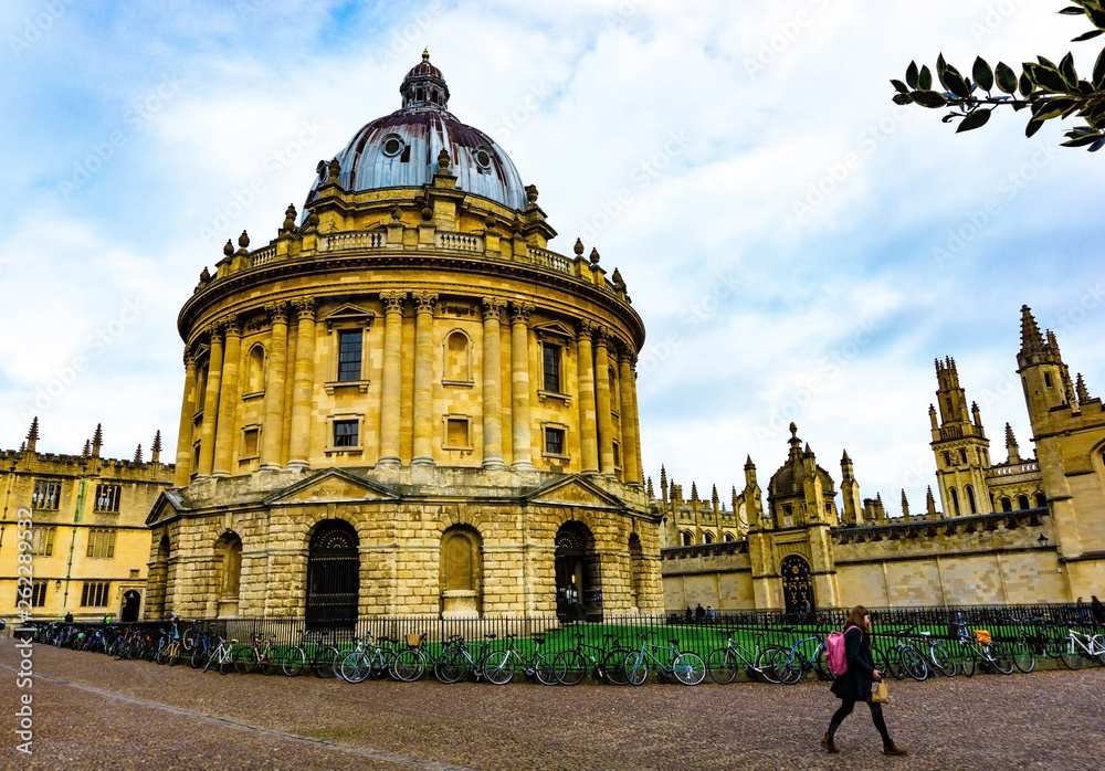 Obraz premium Radcliffe Camera, Library in Oxford University, United Kingdom in cloudy day